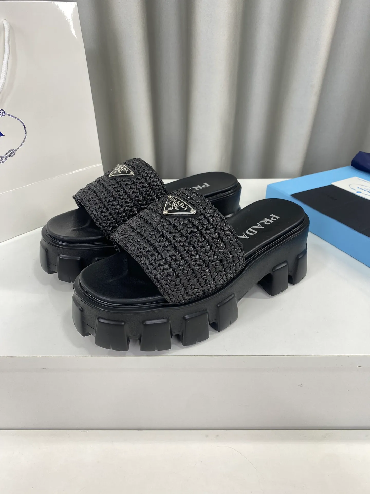 💕💕Factory direct selling price p460💕💕 Prada's latest tooth-woven thick-soled triangle buckle slippers☑️ Latest environmentally friendly PP material, fully handmade crochet, just like knitting sweaters, slow work and meticulous work, retro fashionable thick-soled shoes, with rubber uppers, making the whole pair of shoes light and comfortable. Bright colors, a variety of choices to meet the needs of fashionable people with different styles! The iconic metal triangle logo is paired with the shape of ancient beach slippers. Every design element is fashionable! Size: Women's 35-39 (34, 40, custom-made, non-returnable) Full set of counter original packaging